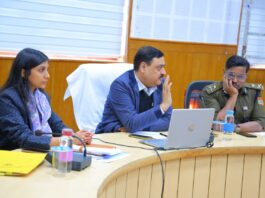 आयुक्त ने आपदा कार्यों की समीक्षा की, प्रशासन द्वारा त्वरित राहत एवं पुनर्निर्माण कार्यों पर जताया संतोष