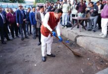 मुख्यमंत्री धामी का आईएसबीटी देहरादून में औचक निरीक्षण, गंदगी देखकर खुद उठाई झाड़ू