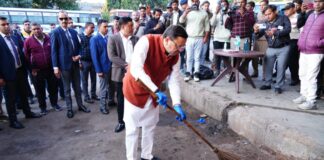मुख्यमंत्री धामी का आईएसबीटी देहरादून में औचक निरीक्षण, गंदगी देखकर खुद उठाई झाड़ू