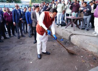 मुख्यमंत्री धामी का आईएसबीटी देहरादून में औचक निरीक्षण, गंदगी देखकर खुद उठाई झाड़ू