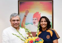 उत्तराखंड की क्रिकेटर स्नेह राणा ने टीम के साथ अश्विनी वैष्णव से की मुलाकात