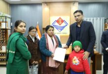 2 मासूम व 1 किशोर बालक के साथ परिस्थितियों की मार झेल रही व्यथित विधवा शांति राणा को जिला प्रशासन का सहारा; सीएसआर फंड से 4 लाख बैंक खाते में हस्तांतरित