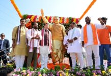 सीएम धामी ने मदनपल्ली में पूर्व प्रधानमंत्री अटल बिहारी वाजपेयी की प्रतिमा अनावरण कार्यक्रम में प्रतिभाग किया