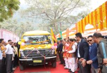 मुख्यमंत्री ने सीएसआर मद से प्राप्त दो वाहनों को हरी झंडी दिखाकर किया रवाना