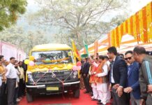 मुख्यमंत्री ने सीएसआर मद से प्राप्त दो वाहनों को हरी झंडी दिखाकर किया रवाना