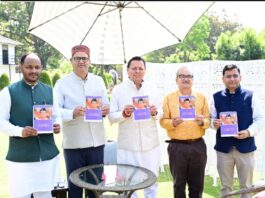 मुख्यमंत्री ने किया ‘‘उत्तराखंड की मिट्टी से-नायक से जन नायक पुष्कर सिंह धामी’’ पंचांग टेबल कैलेंडर का विमोचन