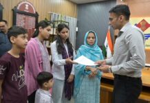 1 बेटी खो चुकी, 1 नन्ही नातिन व 3 अविवाहित बेटियों की असहाय विधवा माता क्षमा का डीएम ने करवाया बैंक ऋण माफ, बैंक से दिलाई नोड्यूज एनओसी;