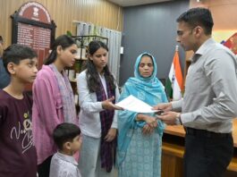 1 बेटी खो चुकी, 1 नन्ही नातिन व 3 अविवाहित बेटियों की असहाय विधवा माता क्षमा का डीएम ने करवाया बैंक ऋण माफ, बैंक से दिलाई नोड्यूज एनओसी;