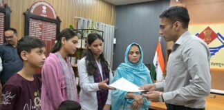 1 बेटी खो चुकी, 1 नन्ही नातिन व 3 अविवाहित बेटियों की असहाय विधवा माता क्षमा का डीएम ने करवाया बैंक ऋण माफ, बैंक से दिलाई नोड्यूज एनओसी;