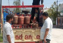 गैस की कालाबाजारी एवं अवैध रिफिलिंग पर जिलाधिकारी सख्त; संलिप्तों पर प्राथमिकी दर्ज