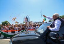 देवभूमि में प्रधानमंत्री का भव्य स्वागत, 12 किमी लंबे रोड शो में बड़ी संख्या में उमड़े लोग