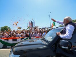 देवभूमि में प्रधानमंत्री का भव्य स्वागत, 12 किमी लंबे रोड शो में बड़ी संख्या में उमड़े लोग