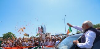 देवभूमि में प्रधानमंत्री का भव्य स्वागत, 12 किमी लंबे रोड शो में बड़ी संख्या में उमड़े लोग