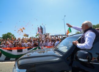 देवभूमि में प्रधानमंत्री का भव्य स्वागत, 12 किमी लंबे रोड शो में बड़ी संख्या में उमड़े लोग
