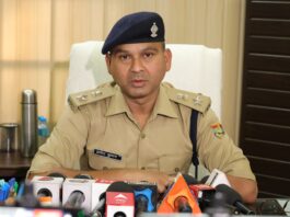 विक्रम शर्मा हत्याकाण्ड में फरार चल रहा 01 लाख रु० का ईनामी अभियुक्त चढ़ा पुलिस के हत्थे