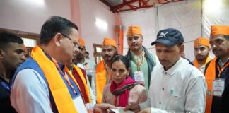 मुख्यमंत्री धामी ने दिवंगत सोमेंद्र सिंह बोहरा के परिजनों को सौंपी ₹10 लाख की सहायता राशि