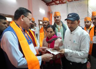 मुख्यमंत्री धामी ने दिवंगत सोमेंद्र सिंह बोहरा के परिजनों को सौंपी ₹10 लाख की सहायता राशि