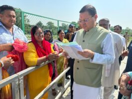 मुख्यमंत्री धामी ने लोहियाहेड हेलीपैड पर जनता व जनप्रतिनिधियों से मुलाकात कर जनसमस्याएं सुनी तथा समस्याओं का समाधान करने के निर्देश अधिकारियों को दिए।