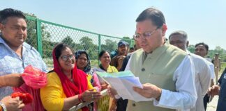 मुख्यमंत्री धामी ने लोहियाहेड हेलीपैड पर जनता व जनप्रतिनिधियों से मुलाकात कर जनसमस्याएं सुनी तथा समस्याओं का समाधान करने के निर्देश अधिकारियों को दिए।