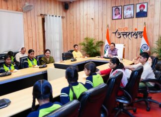 मुख्यमंत्री ने बालिकाओं के साथ प्रधानमंत्री के मन की बात के 134 वें संस्करण को सुना