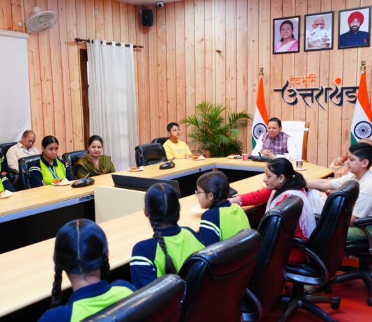 मुख्यमंत्री ने बालिकाओं के साथ प्रधानमंत्री के मन की बात के 134 वें संस्करण को सुना