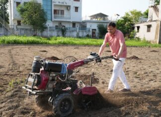 मुख्यमंत्री धामी ने खेत में चलाया टिलर, पारंपरिक कृषि और जैविक खेती को बढ़ावा देने का दिया संदेश