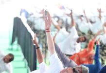 मुख्यमंत्री ने बनबसा में किया सामूहिक योगाभ्यास, योग को दैनिक जीवन का हिस्सा बनाने का किया आह्वान