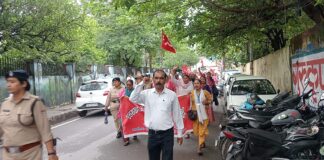 बड़ी खबर सीटू से संबद्ध उत्तराखंड आशा स्वास्थ्य कार्यकत्री यूनियन ने देश व्यापी काला दिवस पर जिला मुख्यालय पर प्रदर्शन कर ज्ञापन भेजा