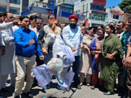 सरकारी मशीनरी के दुरुपयोग के विरोध में महानगर कांग्रेस ने किया भाजपा सरकार का पुतला दहन