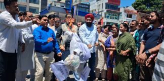 सरकारी मशीनरी के दुरुपयोग के विरोध में महानगर कांग्रेस ने किया भाजपा सरकार का पुतला दहन