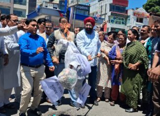 सरकारी मशीनरी के दुरुपयोग के विरोध में महानगर कांग्रेस ने किया भाजपा सरकार का पुतला दहन