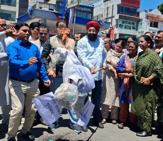 सरकारी मशीनरी के दुरुपयोग के विरोध में महानगर कांग्रेस ने किया भाजपा सरकार का पुतला दहन