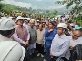 बेहद खराब मौसम के बीच भी पीपलकोटी पहुंचे मुख्यमंत्री धामी