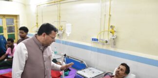 घायल श्रमिकों से मिले मुख्यमंत्री, जिला अस्पताल में जाना कुशलक्षेम