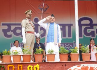 स्वतंत्रता दिवस पर मुख्यमंत्री पुष्कर धामी ने परेड ग्राउंड में किया ध्वजारोहण