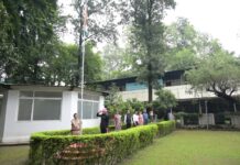 हमारा स्वतंत्रता दिवस पर जिलाधिकारी डॉ0 आशीष चौहान ने कलेक्ट्रेट परिसर में किया ध्वजारोहण