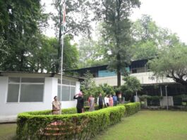 स्वतंत्रता दिवस पर जिलाधिकारी डॉ0 आशीष चौहान ने कलेक्ट्रेट परिसर में किया ध्वजारोहण