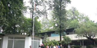स्वतंत्रता दिवस पर जिलाधिकारी डॉ0 आशीष चौहान ने कलेक्ट्रेट परिसर में किया ध्वजारोहण