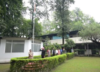 स्वतंत्रता दिवस पर जिलाधिकारी डॉ0 आशीष चौहान ने कलेक्ट्रेट परिसर में किया ध्वजारोहण