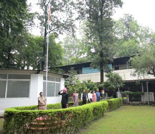 स्वतंत्रता दिवस पर जिलाधिकारी डॉ0 आशीष चौहान ने कलेक्ट्रेट परिसर में किया ध्वजारोहण