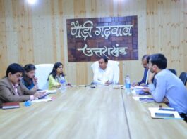 आपदा क्षेत्र भ्रमण निरीक्षण के पश्चात जिलाधिकारी और अन्य अधिकारियों से कैबिनेट मंत्री ने की समीक्षा बैठक