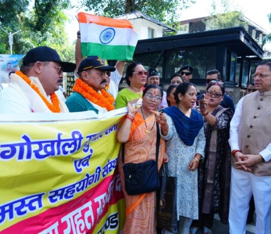 मुख्यमंत्री ने नेपाल आपदा राहत सहायता दल को हरी झंडी दिखाकर किया रवाना