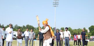 नमो क्रिकेट लीग में मुख्यमंत्री धामी ने खिलाड़ियों के साथ खेला क्रिकेट, बढ़ाया युवा खिलाड़ियों का उत्साह