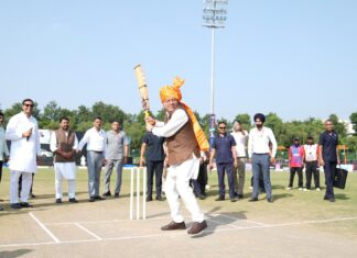 नमो क्रिकेट लीग में मुख्यमंत्री धामी ने खिलाड़ियों के साथ खेला क्रिकेट, बढ़ाया युवा खिलाड़ियों का उत्साह