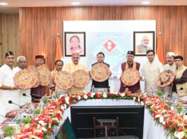 सीमांत क्षेत्रों तक सरकार, विकास को नई रफ्तार भारत-नेपाल अंतरराष्ट्रीय सीमा से सटे बनबसा में धामी कैबिनेट की बैठक, शासन को सीमांत क्षेत्रों तक ले जाने की नई पहल