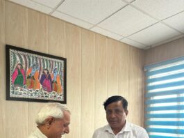 देहरादून इंटरनेशनल फिल्म फेस्टिवल प्रतिनिधि रामानंद भट्ट ने सचिव बंशीधर तिवारी को स्मृति चिन्ह देकर किया सम्मानित