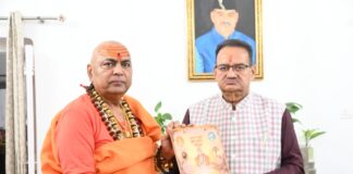 कुंभ-2027 के लिए एनवायरमेंट बाबा ने कैबिनेट मंत्री गणेश जोशी को दिया आमंत्रण
